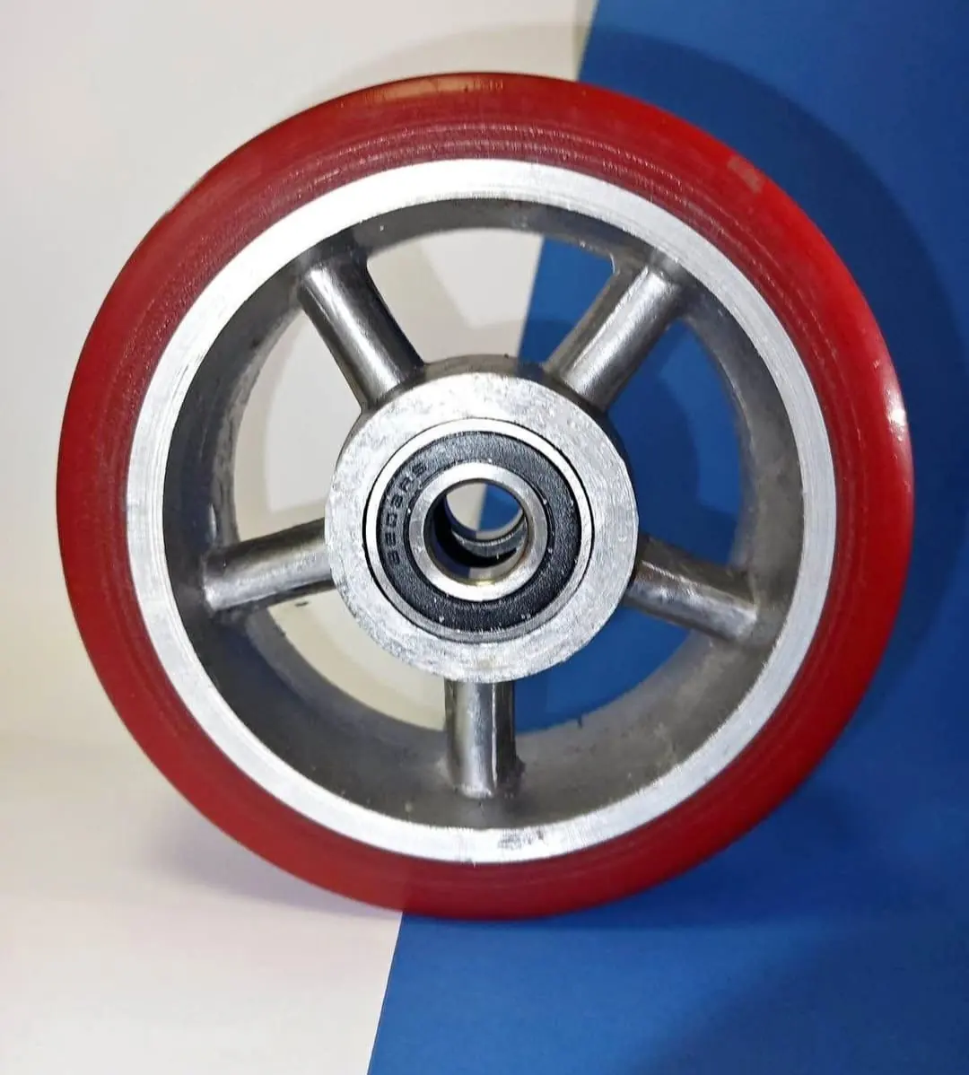Rueda de poliuretano rojo con rin de aluminio y balero