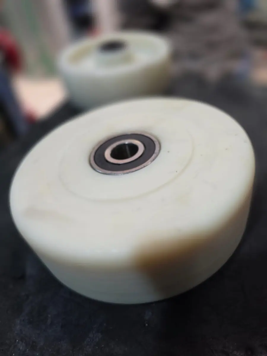 Rodaja de nylamid blanca con balero