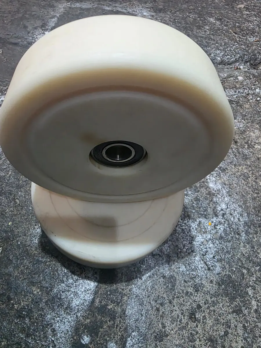 Rodaja de nylamid con balero, vista frontal