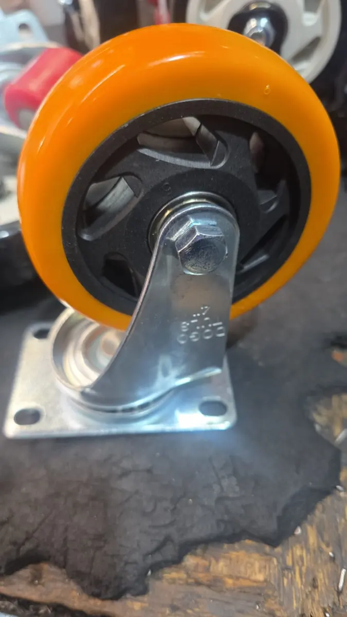 Rueda de poliuretano naranja con rin negro