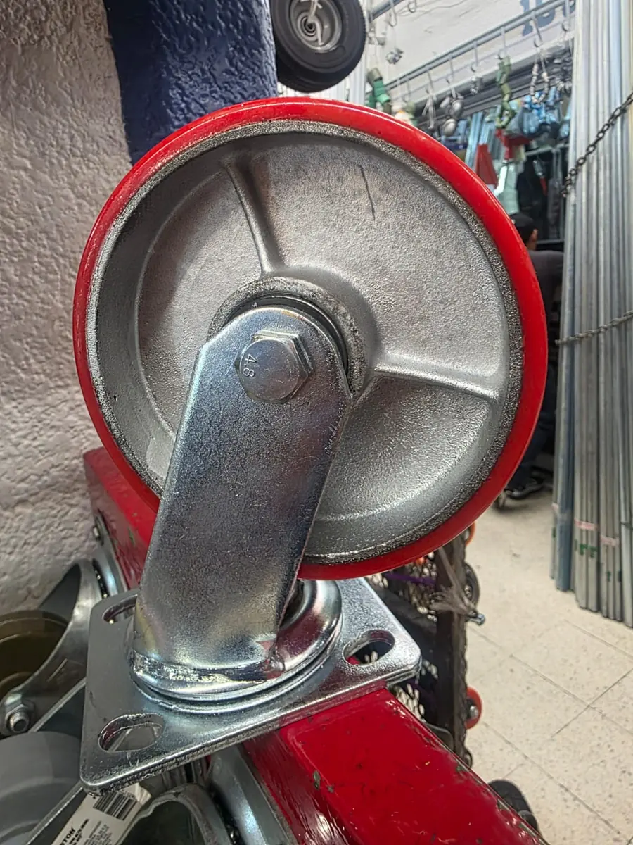Rueda de poliuretano rojo con rin de hierro
