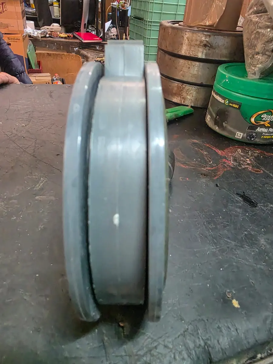 Rueda industrial gris de perfil
