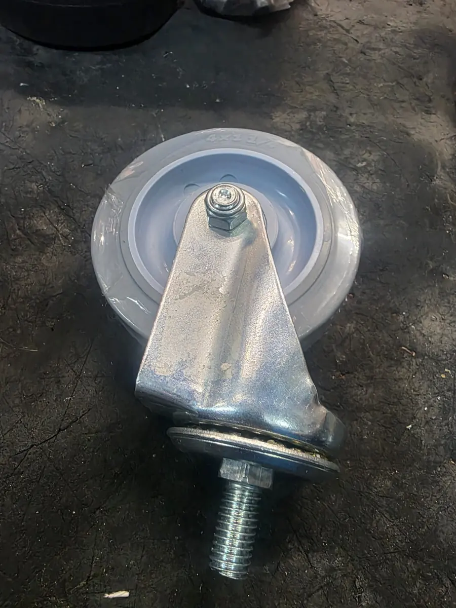 Rueda giratoria gris con espiga roscada