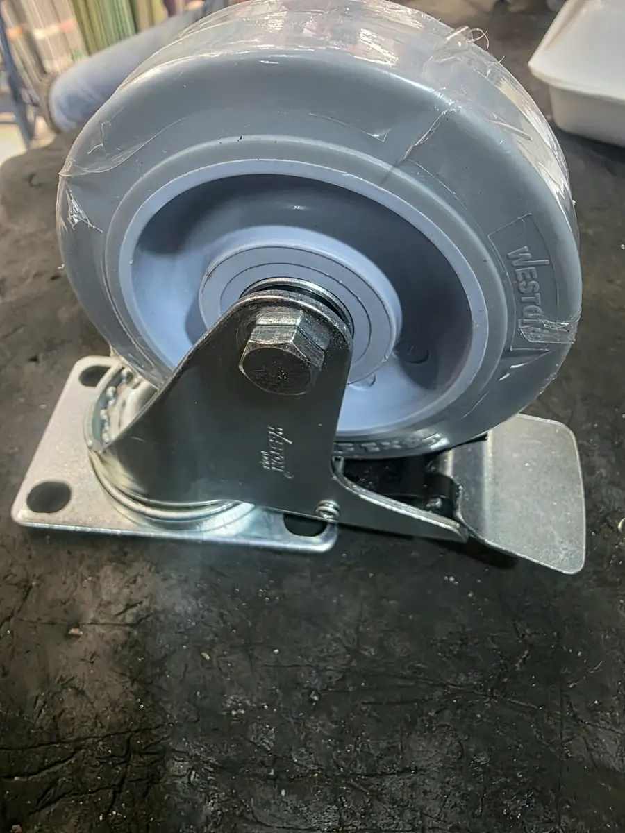 Rueda giratoria gris con freno y placa base