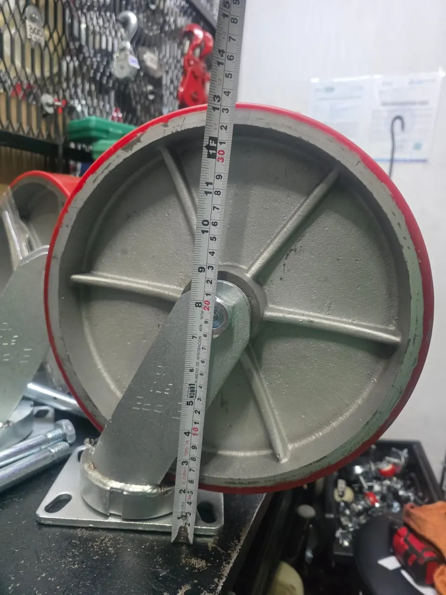 Rueda de poliuretano rojo con rin de metal y placa base