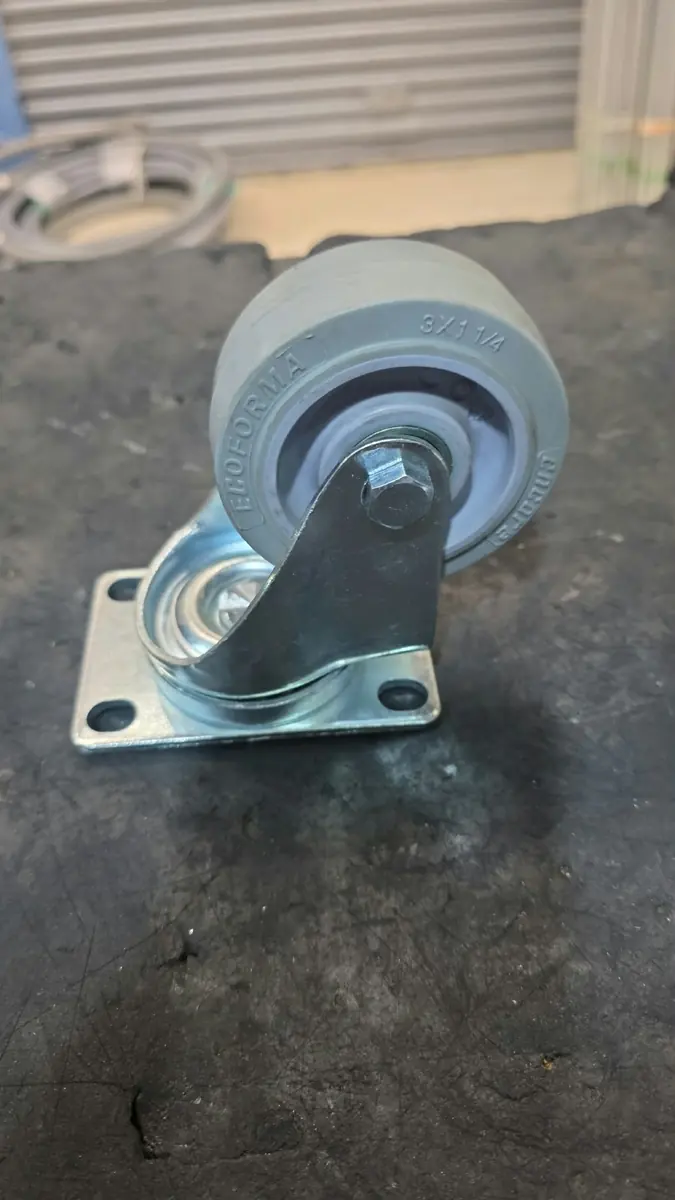 Rueda giratoria gris con placa base