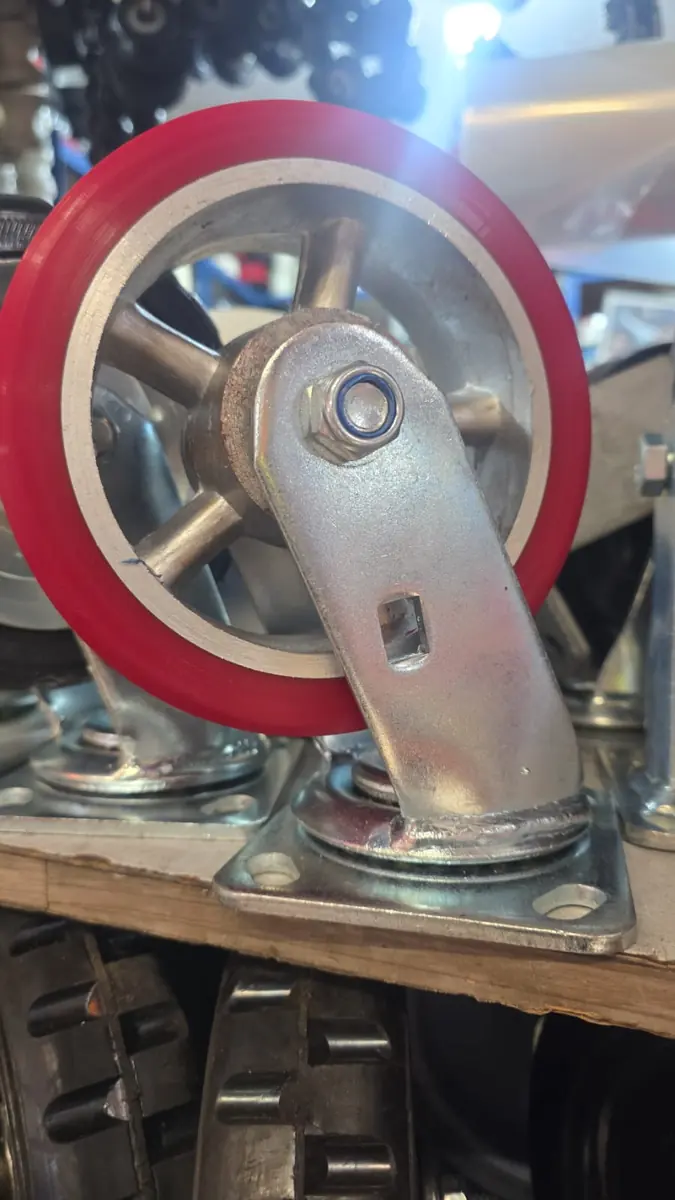 Rueda de poliuretano rojo con horquilla giratoria