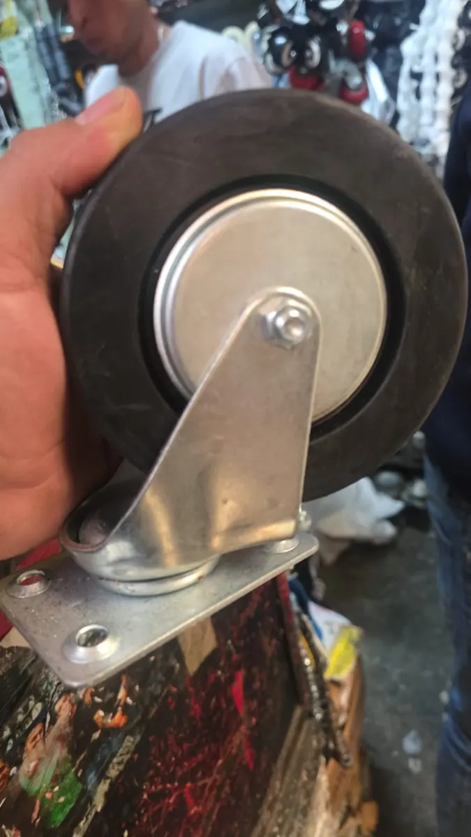 Rueda de hule negro con horquilla