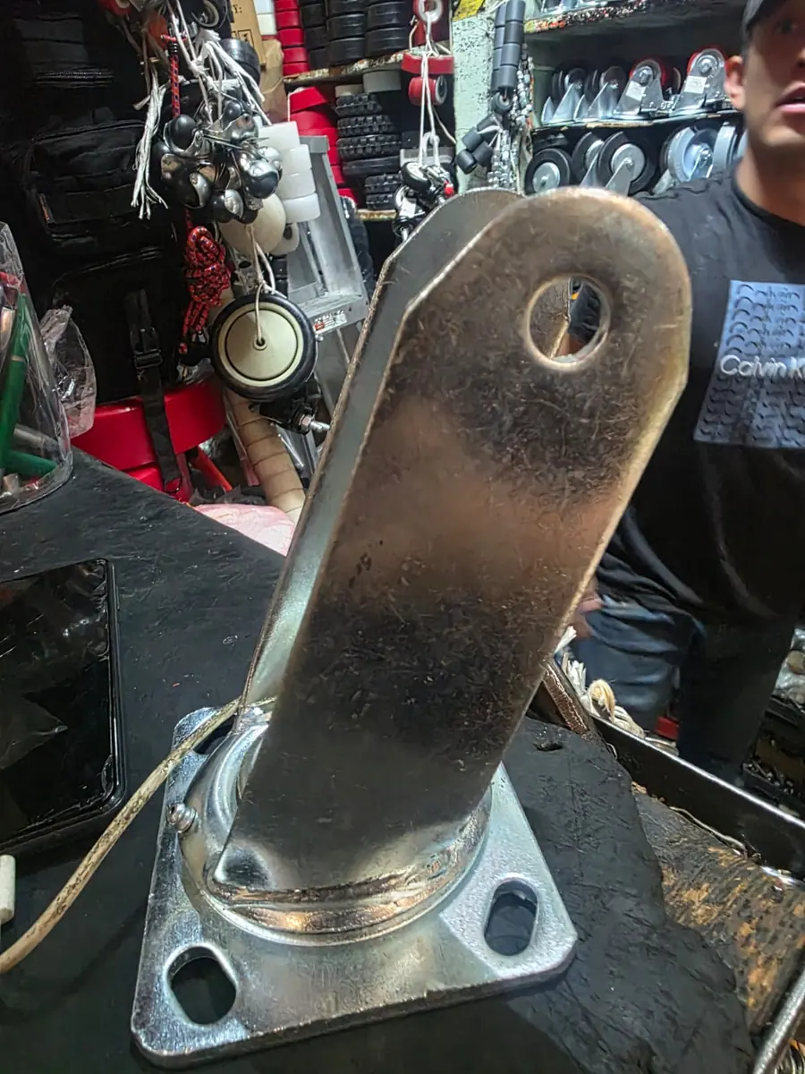 Horquilla metálica con placa base