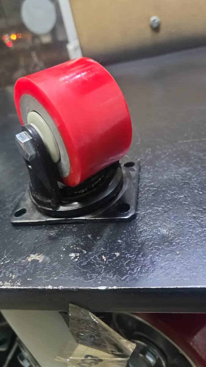 Rueda de poliuretano rojo con base giratoria