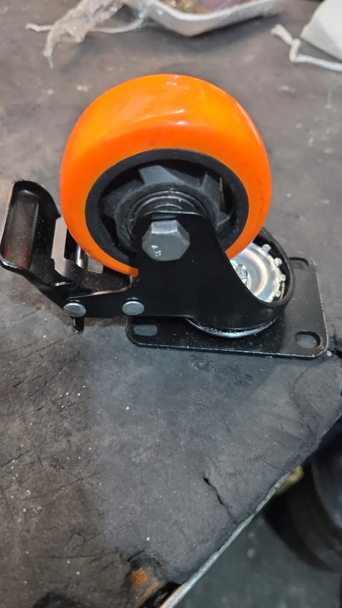 Rueda de poliuretano naranja con freno