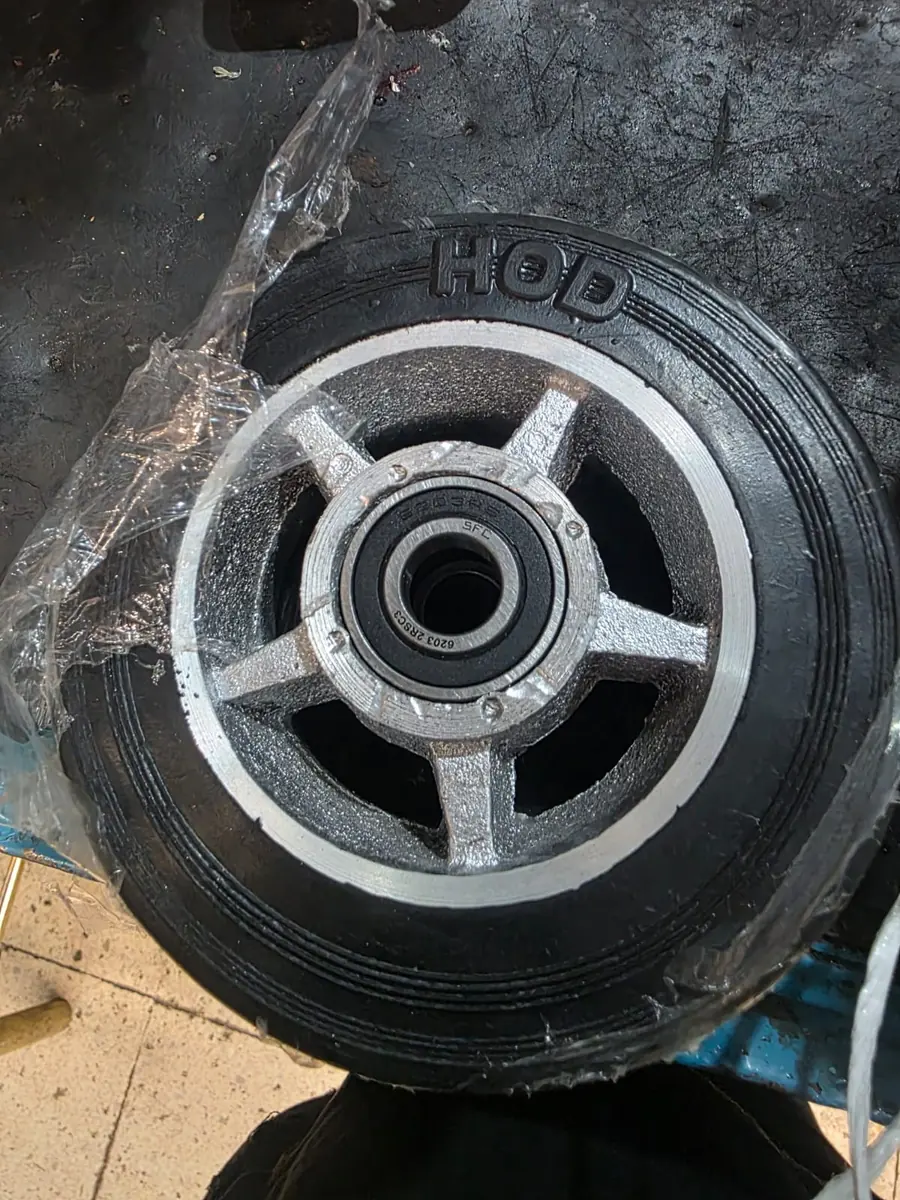 Rueda de hule macizo con rin de aluminio