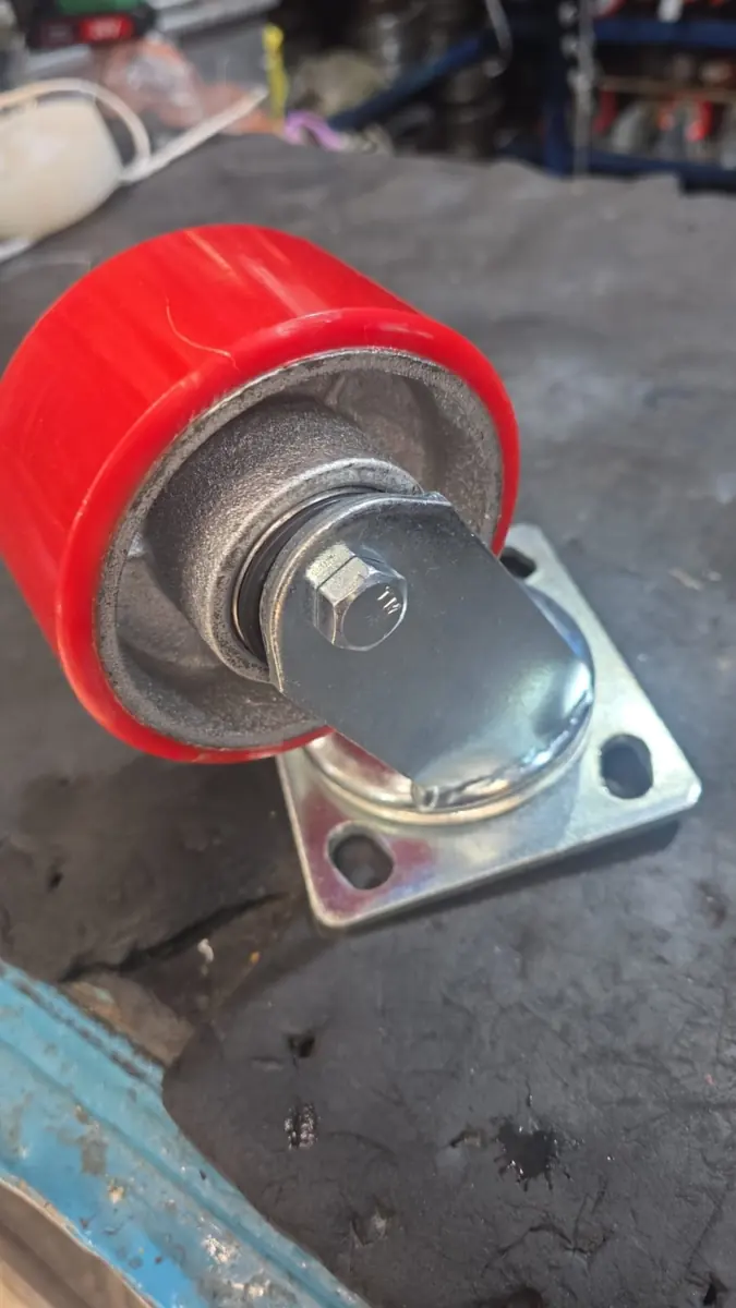 Rueda de poliuretano rojo con placa base