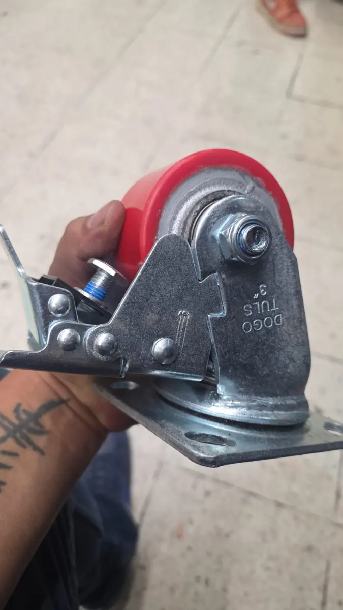 Rueda de poliuretano rojo con freno