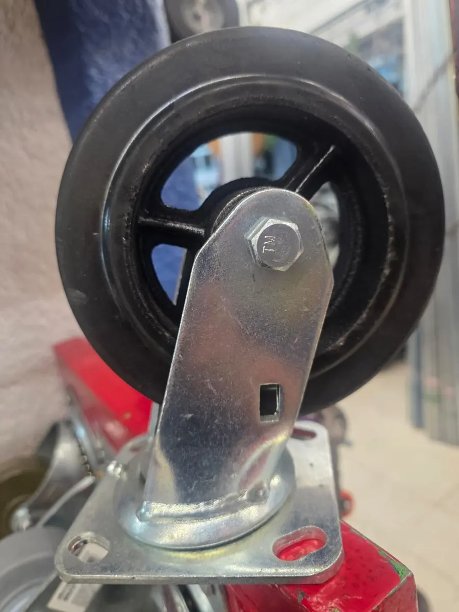 Rueda negra con rin de hierro y placa base