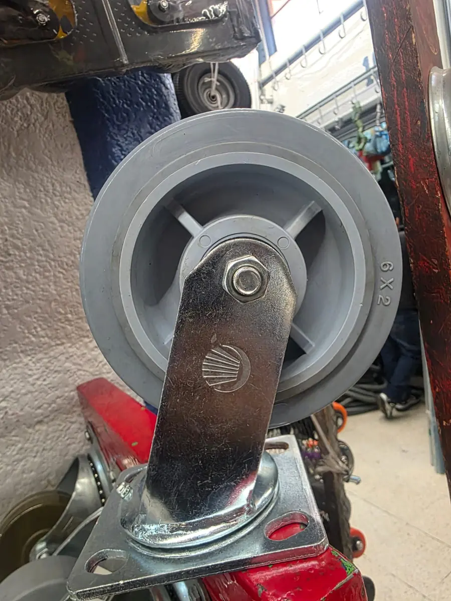 Rueda gris con horquilla y placa base