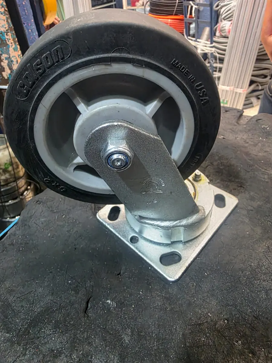Rueda negra con rin gris y placa base