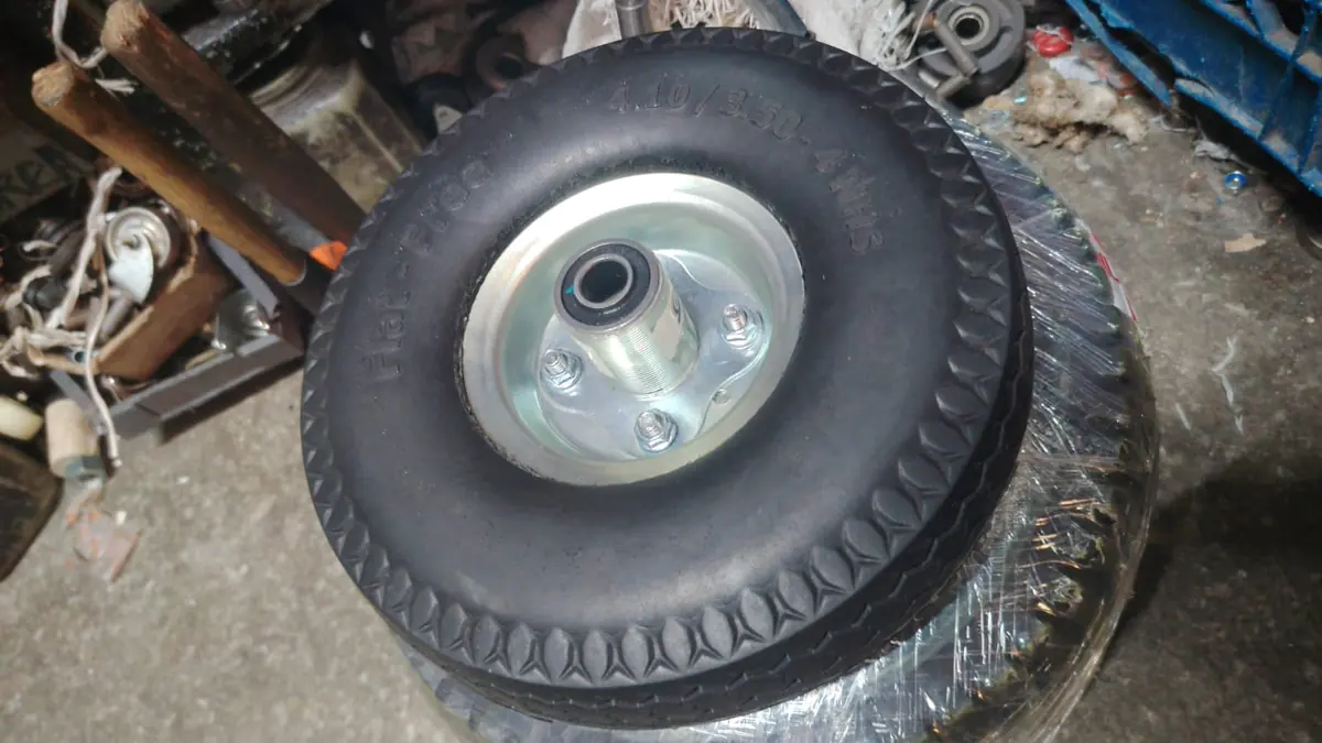 Rueda de hule con rin metálico