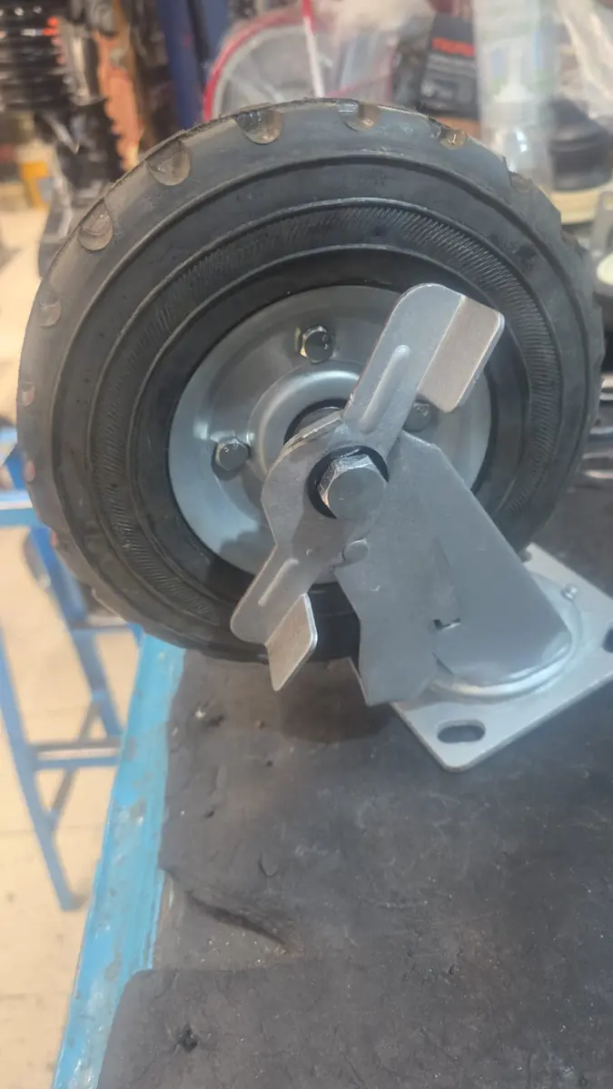 Rueda negra con freno de pedal