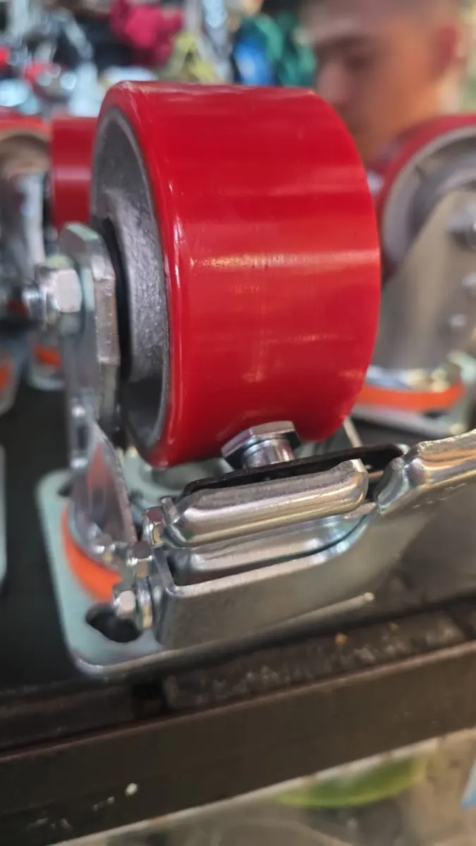 Rueda de poliuretano rojo con freno