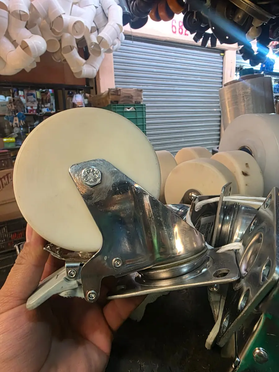 Rueda de nylamid con freno en mano