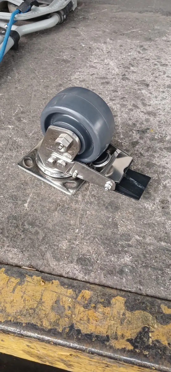 Rueda gris pequeña con freno