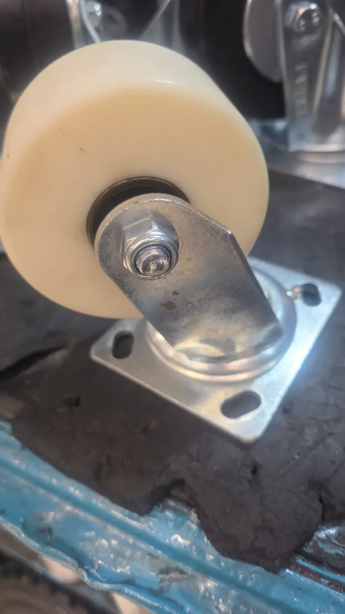 Rueda de nylamid con horquilla