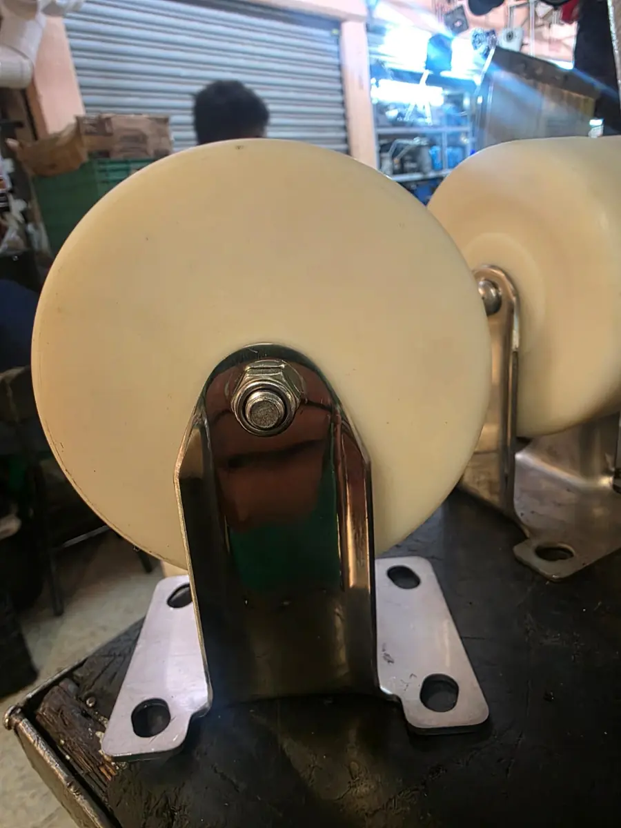Rueda de nylamid grande con soporte fijo