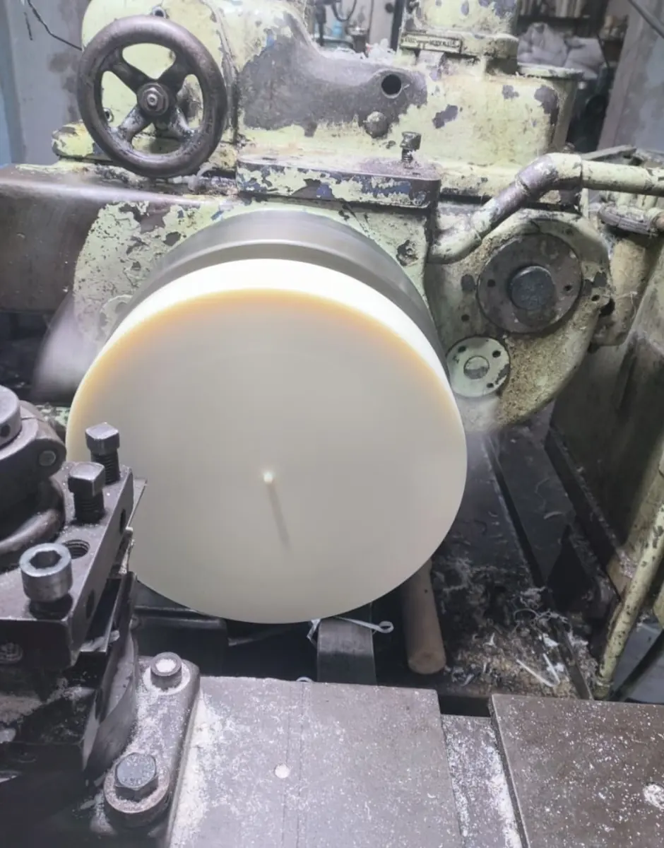 Pieza de nylamid en el torno