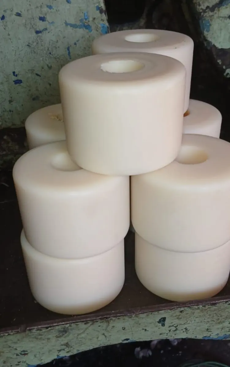 Piezas de nylamid maquinadas apiladas