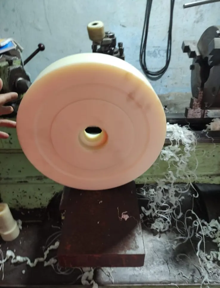 Rodaja de nylamid en el torno